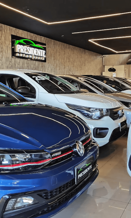 Pátio da Presidente Automóveis, com carros e motos expostos